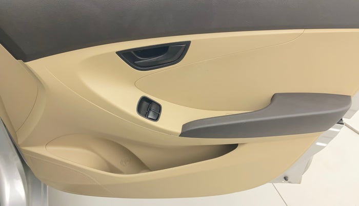 2017 Hyundai Eon MAGNA +, Petrol, Manual, 17,964 km, Driver Side Door Panels Control