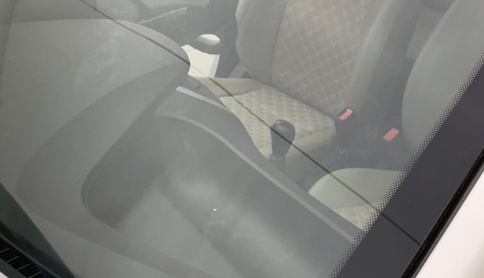 2017 Hyundai Eon MAGNA +, Petrol, Manual, 17,964 km, Front windshield - Minor spot on windshield
