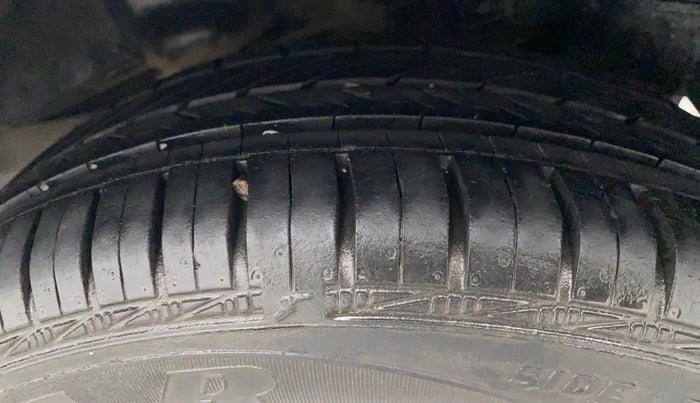 2017 Hyundai Eon MAGNA +, Petrol, Manual, 17,964 km, Left Rear Tyre Tread