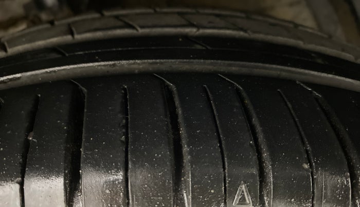 2017 Maruti Ciaz ZETA 1.3 DDIS SHVS, Diesel, Manual, 72,801 km, Right Front Tyre Tread