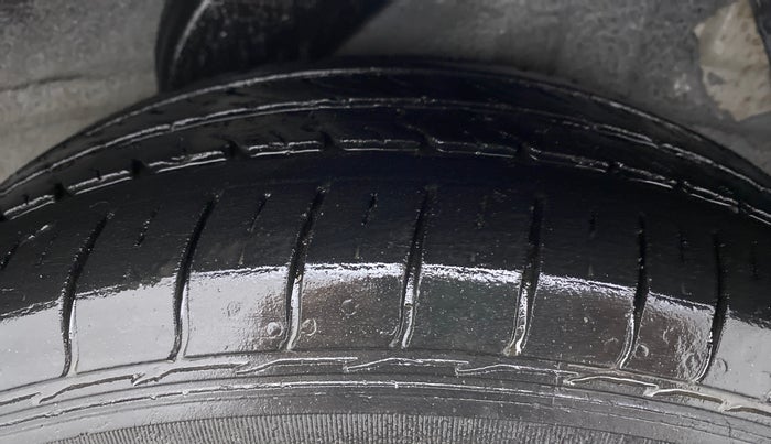 2013 Hyundai i20 MAGNA O 1.2, CNG, Manual, 95,593 km, Left Rear Tyre Tread