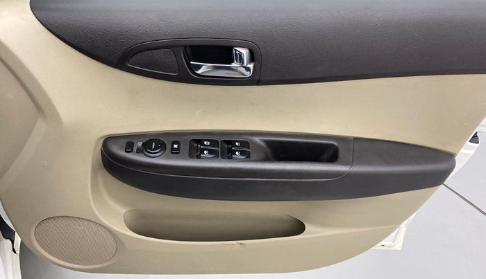 2013 Hyundai i20 MAGNA O 1.2, CNG, Manual, 95,593 km, Driver Side Door Panels Control