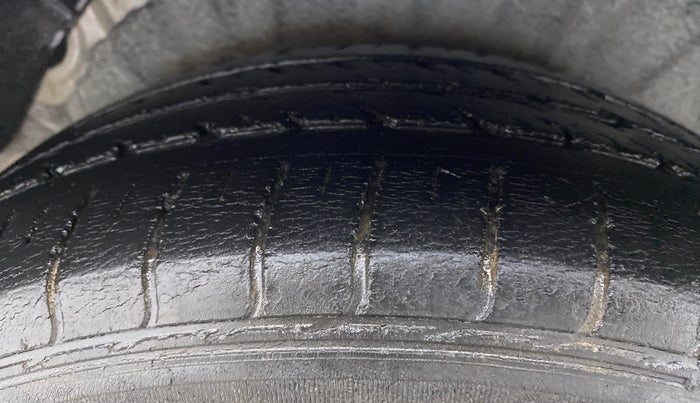 2013 Hyundai i20 MAGNA O 1.2, CNG, Manual, 95,593 km, Right Rear Tyre Tread