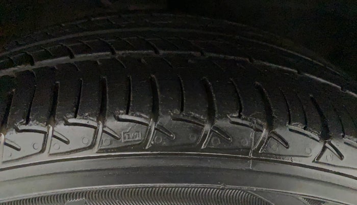 2017 Mahindra KUV 100 NXT K8 P 6 STR, Petrol, Manual, 18,220 km, Right Front Tyre Tread