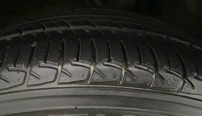 2017 Mahindra KUV 100 NXT K8 P 6 STR, Petrol, Manual, 18,220 km, Right Rear Tyre Tread