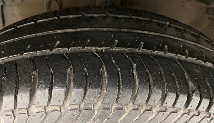 2017 Maruti Swift VXI D, Petrol, Manual, 56,553 km, Left Front Tyre Tread
