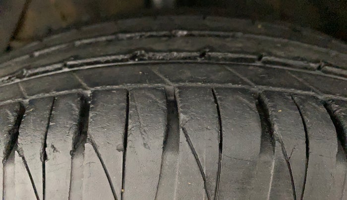 2017 Maruti Vitara Brezza ZDI PLUS, Diesel, Manual, 83,333 km, Left Front Tyre Tread
