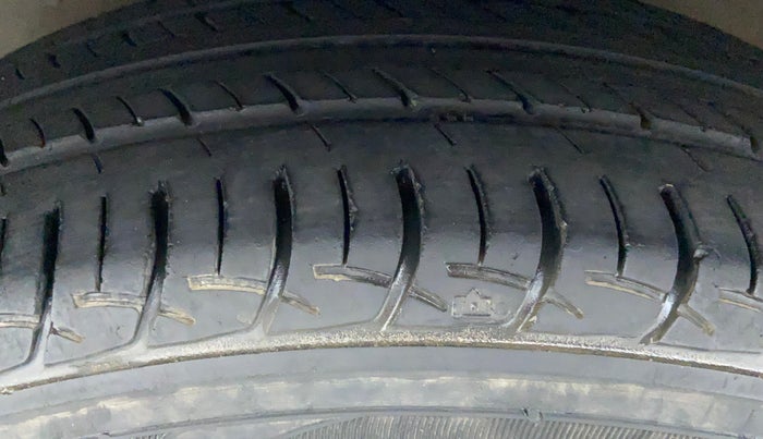 2016 Maruti Ciaz VXI+, Petrol, Manual, 56,282 km, Left Front Tyre Tread