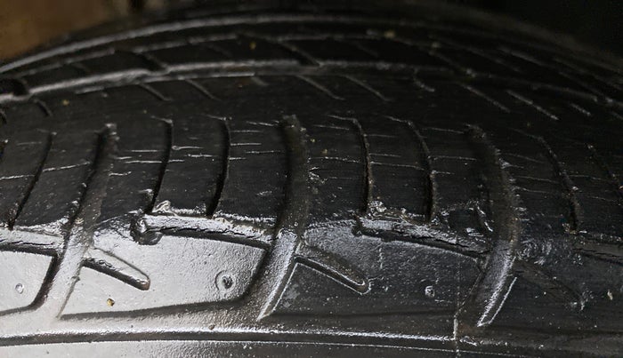 2015 Volkswagen Vento HIGHLINE PETROL, Petrol, Manual, 31,205 km, Right Front Tyre Tread
