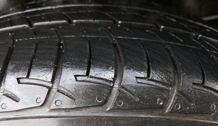 2015 Volkswagen Vento HIGHLINE PETROL, Petrol, Manual, 31,205 km, Left Rear Tyre Tread