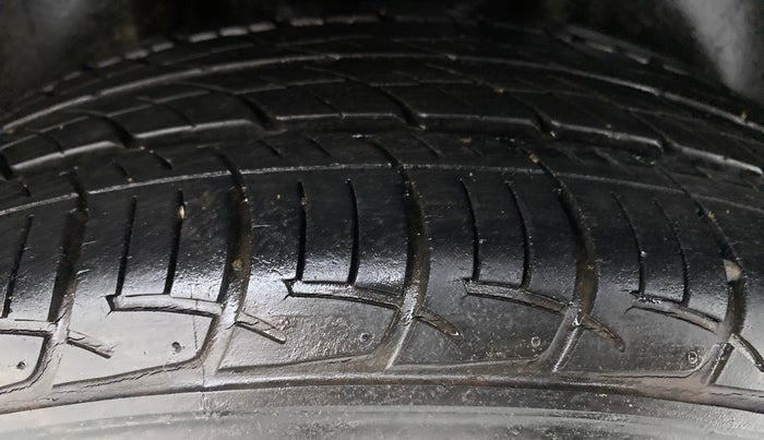 2015 Volkswagen Vento HIGHLINE PETROL, Petrol, Manual, 31,205 km, Right Rear Tyre Tread