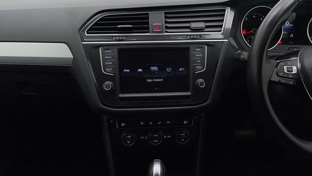 2016 Volkswagen Tiguan 132 Tsi Comfortline, Automatic, 89463 km, Center Console