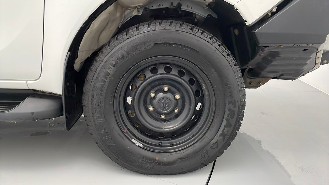 2016 Toyota Hilux Sr (4x4), Manual, 125408 km, Right Front Wheel