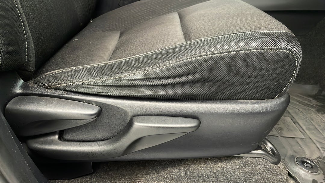 2016 Toyota Hilux Sr (4x4), Manual, 125408 km, Drivers Side Adjustment Panel