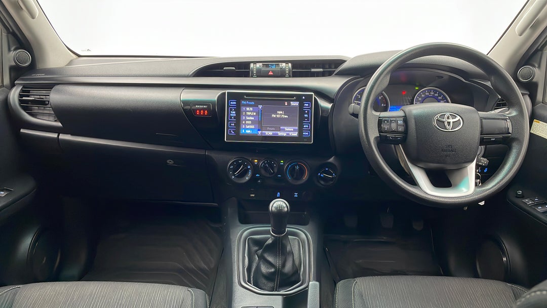 2016 Toyota Hilux Sr (4x4), Manual, 125408 km, Dashboard View