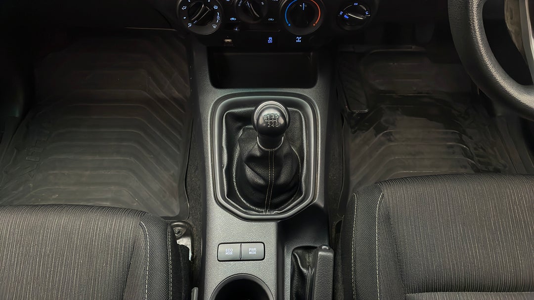 2016 Toyota Hilux Sr (4x4), Manual, 125408 km, Gear Lever 