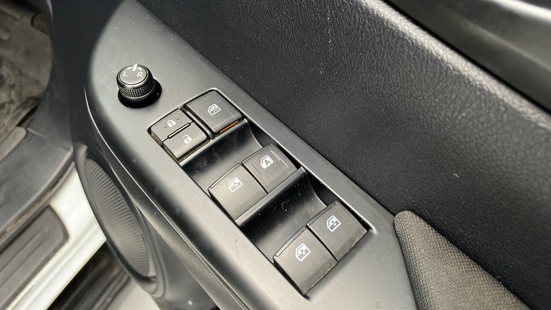 2016 Toyota Hilux Sr (4x4), Manual, 125408 km, Drivers Side Door Panel Controls