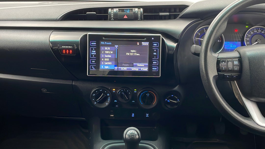 2016 Toyota Hilux Sr (4x4), Manual, 125408 km, Center Console