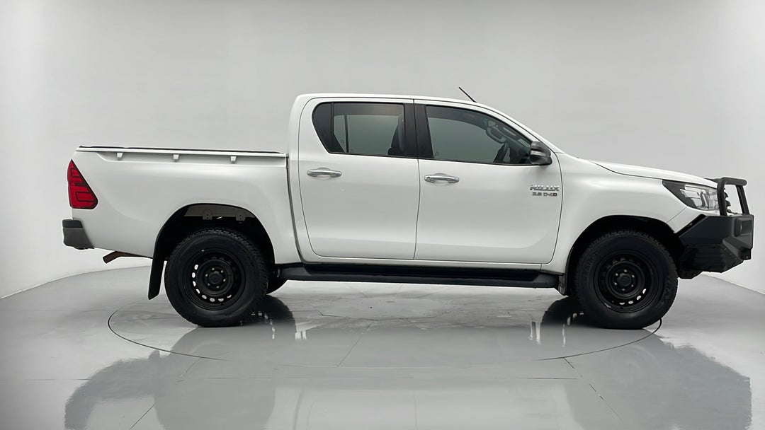 2016 Toyota Hilux Sr (4x4), Manual, 125408 km, Right Side View