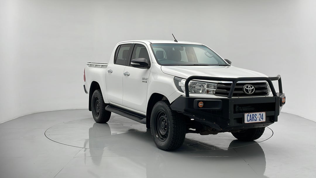 2016 Toyota Hilux Sr (4x4), Manual, 125408 km, Right Front Diagonal (45- Degree) View