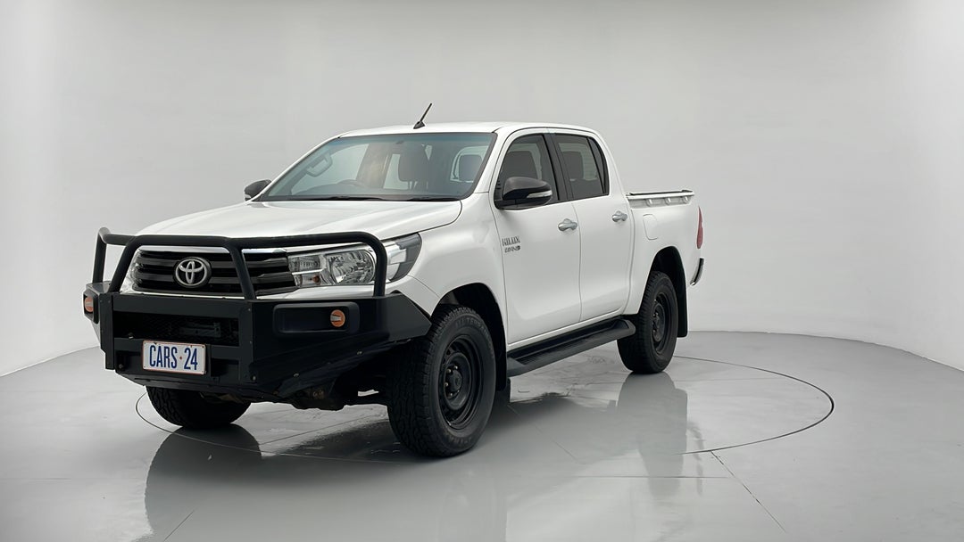 2016 Toyota Hilux Sr (4x4), Manual, 125408 km, Left Front Diagonal (45- Degree) View