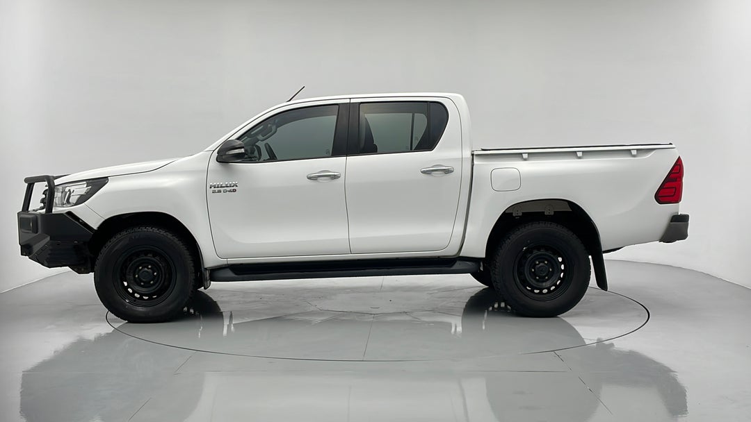 2016 Toyota Hilux Sr (4x4), Manual, 125408 km, Left Side View