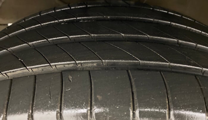 2016 Maruti Baleno ZETA DDIS 190, Diesel, Manual, 76,639 km, Left Front Tyre Tread