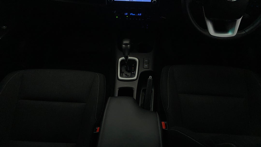 2022 Toyota Hilux Sr5 (4x4), Automatic, 59175 km, Center Console