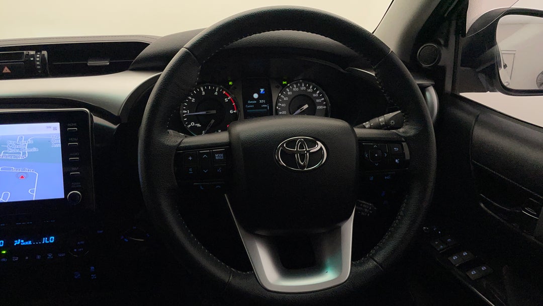 2022 Toyota Hilux Sr5 (4x4), Automatic, 59175 km, Steering Wheel Close-up