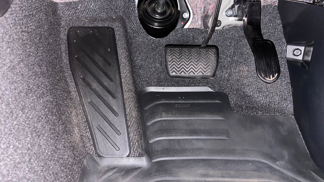 2022 Toyota Hilux Sr5 (4x4), Automatic, 59175 km, Pedals and Footmat