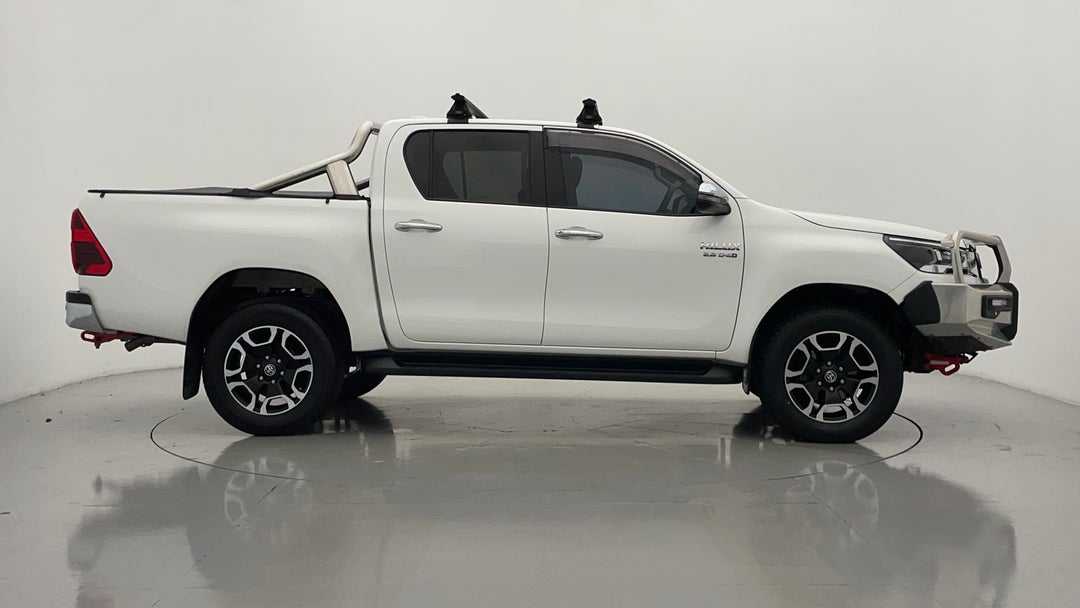 2022 Toyota Hilux Sr5 (4x4), Automatic, 59175 km, Right Side View