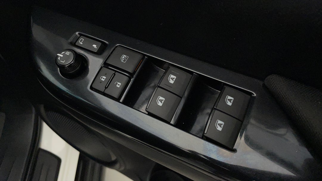 2022 Toyota Hilux Sr5 (4x4), Automatic, 59175 km, Drivers Side Door Panel Controls