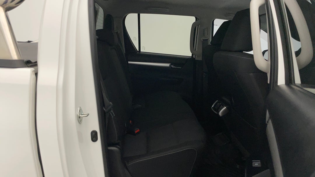 2022 Toyota Hilux Sr5 (4x4), Automatic, 59175 km, Right Side Rear Door Cabin View
