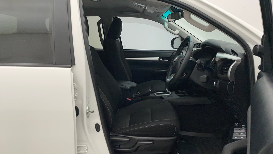 2022 Toyota Hilux Sr5 (4x4), Automatic, 59175 km, Right Side Front Door Cabin View