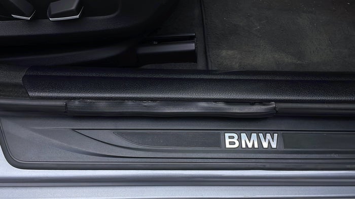 BMW 520I-Door Exterior RHS Front Door Beading Missing/Broken