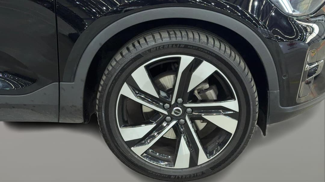 2023 Volvo Xc40 Ultimate B5 Dark Mhev, Automatic, 35640 km, Right Front Wheel