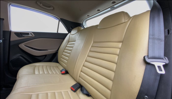 2015 Hyundai Elite i20 SPORTZ (O) 1.4, Diesel, Manual, 31,156 km, Right Side Rear Door Cabin View