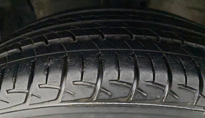 2014 Maruti Ertiga VXI CNG, CNG, Manual, 74,606 km, Right Rear Tyre Tread