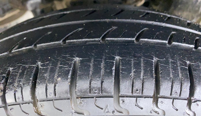 2015 Hyundai Eon ERA PLUS, Petrol, Manual, 13,665 km, Left Rear Tyre Tread