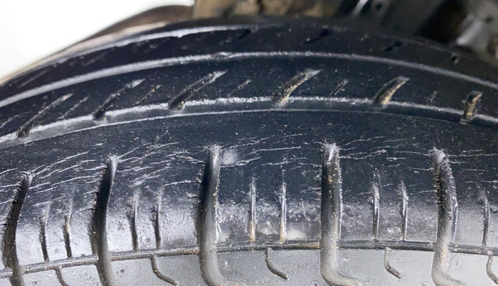2015 Hyundai Eon ERA PLUS, Petrol, Manual, 13,665 km, Right Rear Tyre Tread