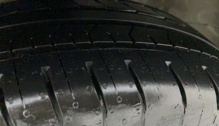 2014 Maruti Ertiga VXI, Petrol, Manual, 74,196 km, Left Front Tyre Tread