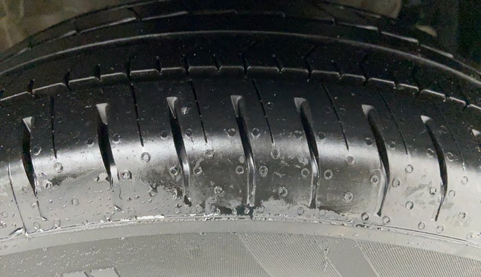 2014 Maruti Ertiga VXI, Petrol, Manual, 74,196 km, Right Front Tyre Tread