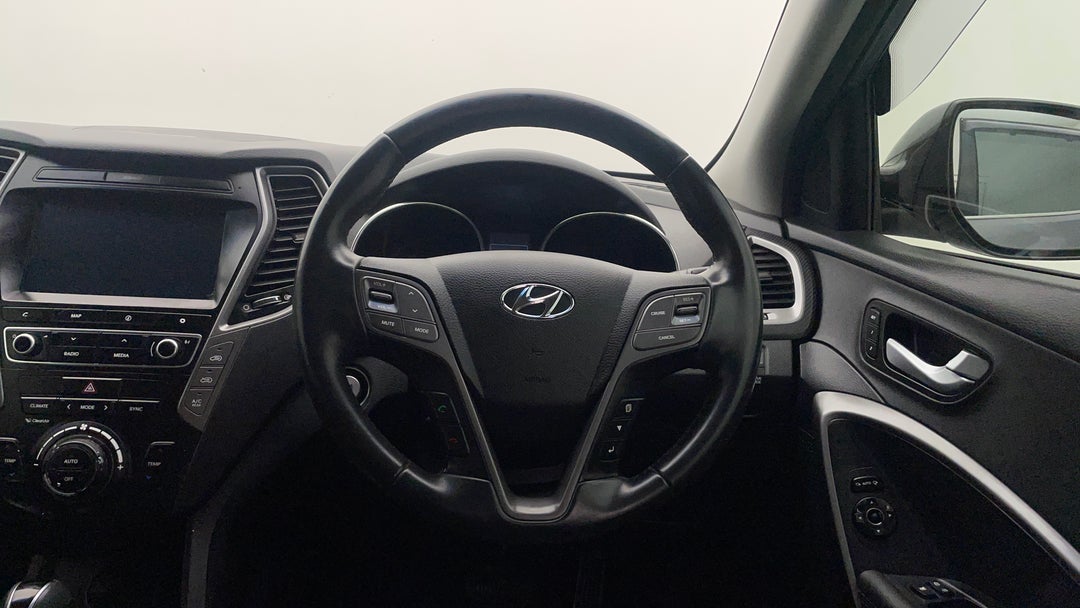 2016 Hyundai Santa Fe Elite Crdi (4x4), Automatic, 121301 km, Steering Wheel Close-up