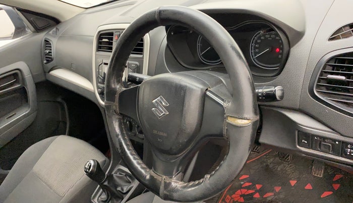 2016 Maruti Vitara Brezza VDI, Diesel, Manual, 86,670 km, Steering wheel - Steering cover is minor torn