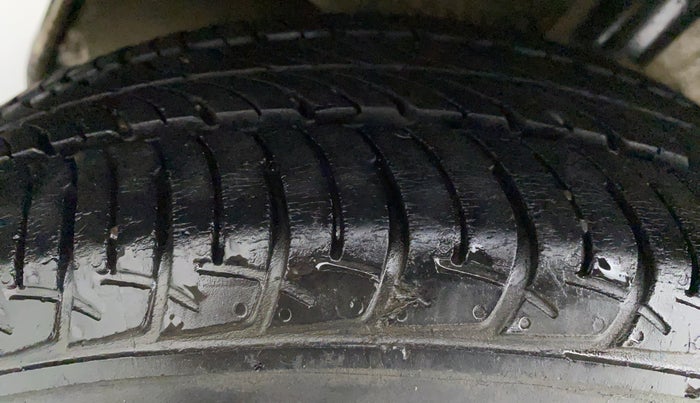 2016 Maruti Celerio VXI CNG D, CNG, Manual, 57,459 km, Left Front Tyre Tread