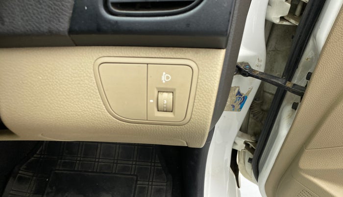 2013 Hyundai Eon ERA +, Petrol, Manual, 49,951 km, Dashboard - Headlight height adjustment not working