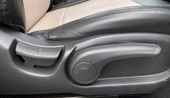 2017 Hyundai Elite i20 SPORTZ 1.2, Petrol, Manual, 82,944 km, Driver Side Adjustment Panel