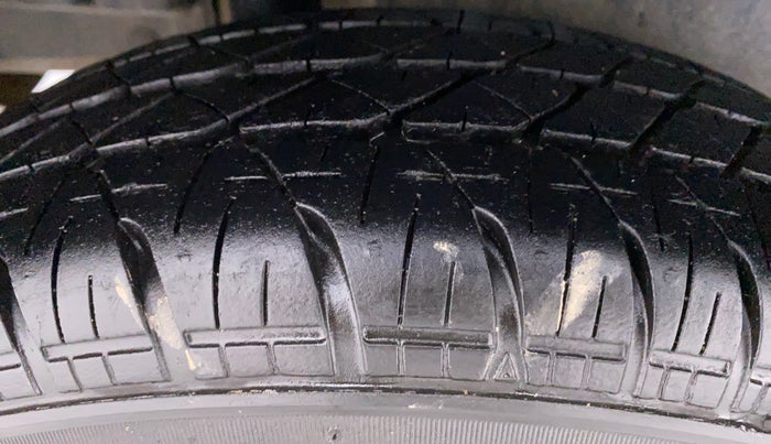 2017 Maruti Swift VXI D, Petrol, Manual, 60,266 km, Right Rear Tyre Tread