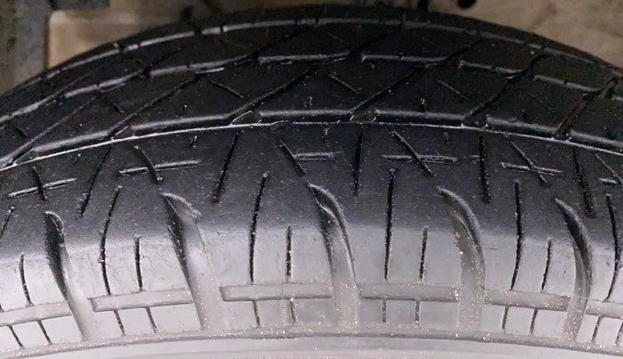2017 Maruti Swift VXI D, Petrol, Manual, 60,266 km, Left Front Tyre Tread