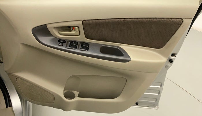 2012 Toyota Innova 2.5 GX 8 STR, Diesel, Manual, 1,13,151 km, Driver Side Door Panels Control